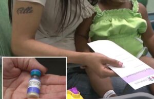 A doença mais contagiosa do mundo se espalha pela Califórnia – já que mais de 100 crianças temem ser expostas na grande cidade Uma pessoa com manga preta tocando a testa de uma criança deitada em uma cama de hospital.