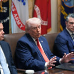 O secretário do Tesouro, Scott Bessent, fala durante uma reunião de gabinete na Casa Branca, quinta-feira, 26 de março de 2026, em Washington. (Foto AP/Alex Brandon)
