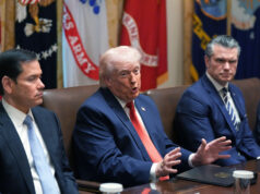 A equipe de Trump diz que os americanos estão tranquilos com os altos preços do gás para a guerra no Irã O secretário do Tesouro, Scott Bessent, fala durante uma reunião de gabinete na Casa Branca, quinta-feira, 26 de março de 2026, em Washington. (Foto AP/Alex Brandon)