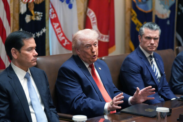 A equipe de Trump diz que os americanos estão tranquilos O secretário do Tesouro, Scott Bessent, fala durante uma reunião de gabinete na Casa Branca, quinta-feira, 26 de março de 2026, em Washington. (Foto AP/Alex Brandon)