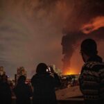 ARQUIVO - O navio-tanque Shenlong Suezmax, com bandeira da Libéria, transportando petróleo bruto da Arábia Saudita, que chegou passando pelo Estreito de Ormuz, é visto no porto de Mumbai, em Mumbai, Índia, quinta-feira, 12 de março de 2026. (AP Photo / Rafiq Maqbool, Arquivo)