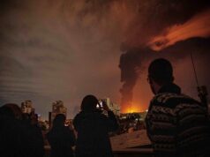 A equipe de Trump supostamente estende o cronograma da guerra no Irã em meio à reação pública ARQUIVO - O navio-tanque Shenlong Suezmax, com bandeira da Libéria, transportando petróleo bruto da Arábia Saudita, que chegou passando pelo Estreito de Ormuz, é visto no porto de Mumbai, em Mumbai, Índia, quinta-feira, 12 de março de 2026. (AP Photo / Rafiq Maqbool, Arquivo)