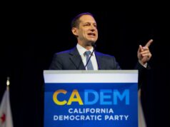 A equipe de segurança do prefeito de São Francisco, Daniel Lurie, foi atacada em Tenderloin – policial saiu sangrando após briga O prefeito de São Francisco, Daniel Lurie, discursando na Convenção Democrática da Califórnia.