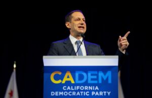 A equipe de segurança do prefeito de São Francisco, Daniel Lurie, foi atacada em Tenderloin – policial saiu sangrando após briga O prefeito de São Francisco, Daniel Lurie, discursando na Convenção Democrática da Califórnia.