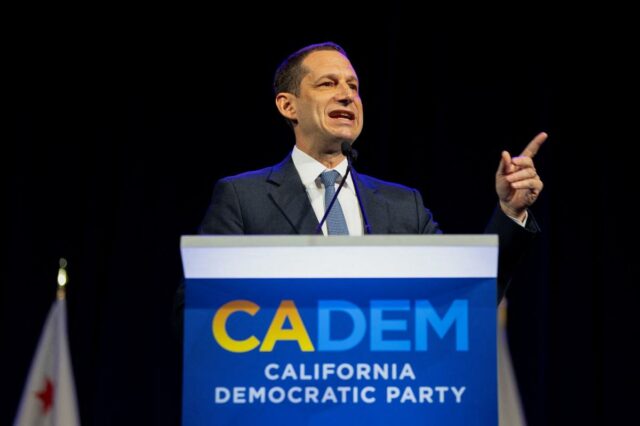 O prefeito de São Francisco, Daniel Lurie, discursando na Convenção Democrática da Califórnia.