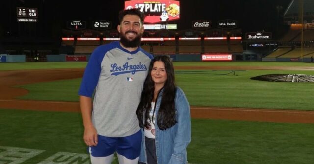 A esposa de Alex Vesia compartilha uma mensagem sincera evocando GettyImages-2268721129 Alex Vesia