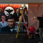 Um marco em homenagem a César Chavez ao longo dos Pontos de Luz: Caminho do Voluntariado na quinta-feira, 19 de março de 2026, em Washington. (Foto AP/Allison Robbert)