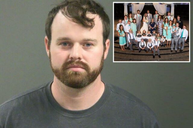 A estrela de '19 Kids and Counting', Joseph Duggar, parece desgrenhado em foto após supostamente admitir ter molestado uma menina de 9 anos
