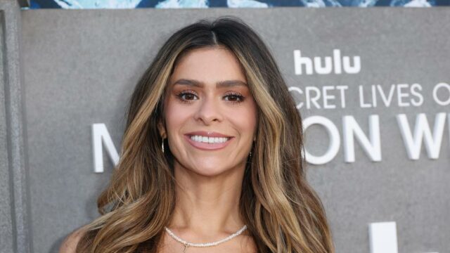 A estrela de 'Bachelorette' Taylor Frankie Paul joga bancos de bar na ex Dakota Mortensen em vídeo vazado de 2023, criança perto de incidente doméstico
