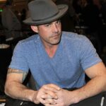 Nicholas Brendon foi encontrado morto por seu amigo após o choque do ator falecer aos 54 anos, enquanto não há suspeita de 'jogo sujo'; visto em 2015 em Los Angeles