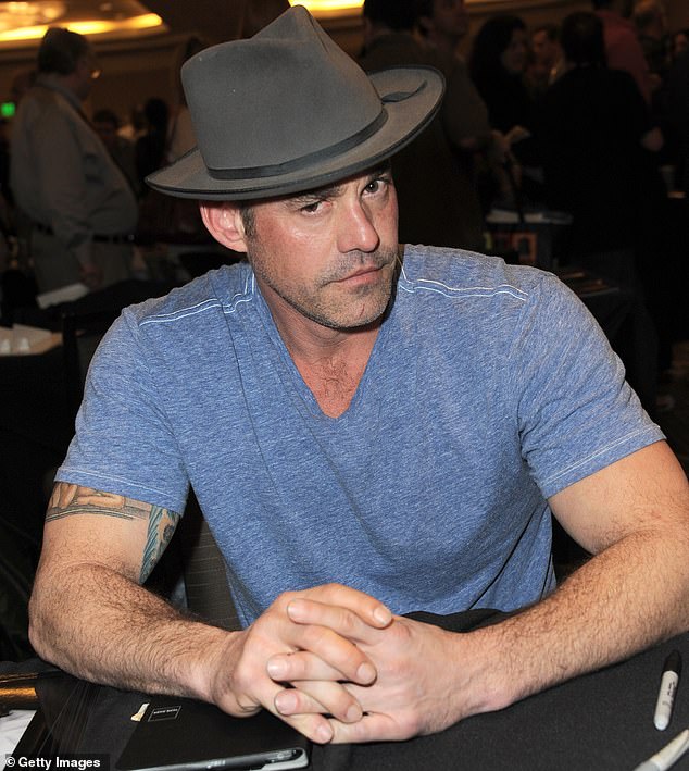 A estrela de Buffy, Nicholas Brendon, foi encontrada morta por Nicholas Brendon foi encontrado morto por seu amigo após o choque do ator falecer aos 54 anos, enquanto não há suspeita de 'jogo sujo'; visto em 2015 em Los Angeles