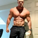 O astro de ação Alan Ritchson, 43, foi fotografado supostamente espancando seu vizinho do Tennessee em uma briga de rua chocante no domingo; visto no Instagram