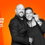 A estrela de 'War Machine' Alan Ritchson e o diretor Patrick Hughes analisam aquela cena de cair o queixo na piscina