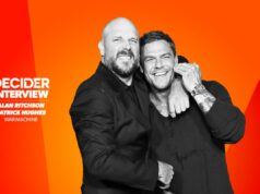 A estrela de ‘War Machine’ Alan Ritchson e o diretor Patrick Hughes analisam aquela cena de cair o queixo na piscina A estrela de 'War Machine' Alan Ritchson e o diretor Patrick Hughes analisam aquela cena de cair o queixo na piscina