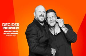 A estrela de ‘War Machine’ Alan Ritchson e o diretor Patrick Hughes analisam aquela cena de cair o queixo na piscina A estrela de 'War Machine' Alan Ritchson e o diretor Patrick Hughes analisam aquela cena de cair o queixo na piscina