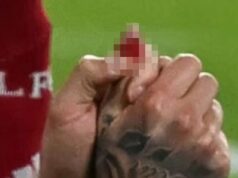 A estrela do Galatasaray saiu em agonia e precisando de oxigênio depois de cortar o dedo aberto em um estranho acidente envolvendo painéis publicitários durante o confronto da Liga dos Campeões com o Liverpool em Anfield Noa Lang cortou o polegar após um estranho acidente envolvendo painéis publicitários