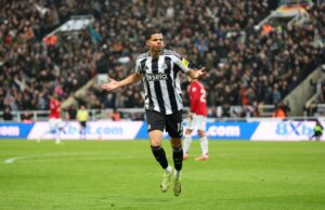 A estrela do Newcastle já ganhou o prêmio juvenil do Man Utd, agora ele infligiu a primeira derrota de Michael Carrick A estrela do Newcastle já ganhou o prêmio juvenil do Man Utd, agora ele infligiu a primeira derrota de Michael Carrick