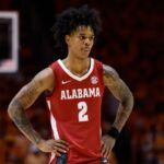 Aden Holloway # 2 do Alabama Crimson Tide observa durante a primeira metade do jogo contra o Tennessee Volunteers na Thompson-Boling Arena em 28 de fevereiro de 2026 em Knoxville, Tennessee.