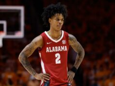 A estrela do basquete do Alabama, Aden Holloway, é presa por maconha dias antes do torneio da NCAA Aden Holloway # 2 do Alabama Crimson Tide observa durante a primeira metade do jogo contra o Tennessee Volunteers na Thompson-Boling Arena em 28 de fevereiro de 2026 em Knoxville, Tennessee.