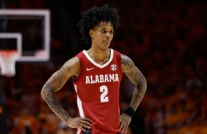 A estrela do basquete do Alabama, Aden Holloway, é presa por maconha dias antes do torneio da NCAA Aden Holloway # 2 do Alabama Crimson Tide observa durante a primeira metade do jogo contra o Tennessee Volunteers na Thompson-Boling Arena em 28 de fevereiro de 2026 em Knoxville, Tennessee.