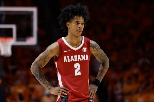 A estrela do basquete do Alabama, Aden Holloway, é presa Aden Holloway # 2 do Alabama Crimson Tide observa durante a primeira metade do jogo contra o Tennessee Volunteers na Thompson-Boling Arena em 28 de fevereiro de 2026 em Knoxville, Tennessee.