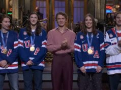 A estrela do hóquei feminino dos EUA, Hilary Knight, conta uma piada no ‘SNL’ sobre a visita de Trump à Casa Branca A estrela do hóquei feminino dos EUA, Hilary Knight, conta uma piada no 'SNL' sobre a visita de Trump à Casa Branca