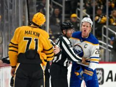 A estrela dos Penguins, Evgeni Malkin, foi ejetada após cortar o forro azul de Sabres em cena selvagem Rasmus Dahlin do Buffalo Sabres e Evgeni Malkin do Pittsburgh Penguins são separados por um árbitro durante um jogo de hóquei.