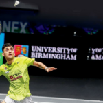 A estrela indiana do badminton Lakshya Sen reage após perder a final do All England Open