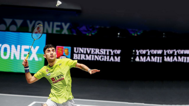 A estrela indiana do badminton Lakshya Sen reage após perder a final do All England Open
