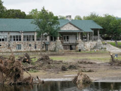 A família da vítima do Camp Mystic pede a um juiz do Texas que impeça a reabertura das instalações Yahoo news home
