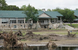 A família da vítima do Camp Mystic pede a um juiz do Texas que impeça a reabertura das instalações Yahoo news home