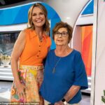 A família de Nancy Guthrie pediu aos residentes de Tucson que olhassem para trás em suas memórias em busca de qualquer informação relevante no caso de sua mãe. Nancy é retratada acima com sua filha, Savannah, no Today Show em 2023