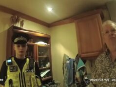 A força policial processou a prisão do WhatsApp em uma escola e enviou dezenas de policiais para jogar o chefe de TI em uma cela por causa de uma postagem no blog criticando oficiais superiores Uma dúzia de policiais de Hertfordshire chegaram à casa do chefe de TI Sam Smith depois que a força recebeu reclamações de dois membros do grupo do Facebook