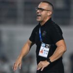 À frente do Persija, o técnico do Borneo FC protestou fortemente após ser banido dos treinos no JIS