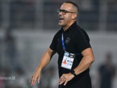 À frente do Persija, o técnico do Borneo FC protestou fortemente após ser banido dos treinos no JIS À frente do Persija, o técnico do Borneo FC protestou fortemente após ser banido dos treinos no JIS