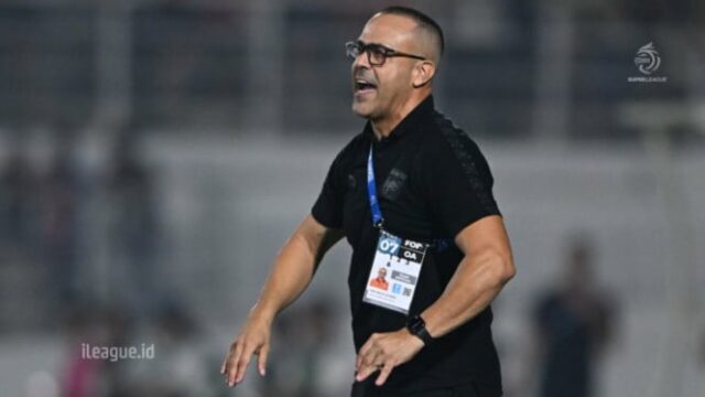 À frente do Persija, o técnico do Borneo FC protestou fortemente após ser banido dos treinos no JIS
