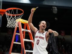 A fuga de Mikey Lewis chegou na hora certa para Saint Mary’s O guarda do Saint Mary, Mikey Lewis (0), vai para a cesta contra o guarda do Gonzaga, Mario Saint-Supery, à direita, durante o segundo tempo de um jogo de basquete universitário da NCAA em Moraga, Califórnia, sábado, 28 de fevereiro de 2026. (AP Photo / Tony Avelar)