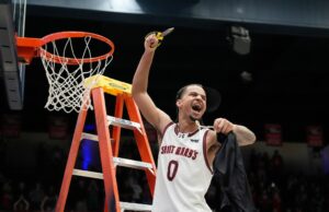 A fuga de Mikey Lewis chegou na hora certa para Saint Mary’s O guarda do Saint Mary, Mikey Lewis (0), vai para a cesta contra o guarda do Gonzaga, Mario Saint-Supery, à direita, durante o segundo tempo de um jogo de basquete universitário da NCAA em Moraga, Califórnia, sábado, 28 de fevereiro de 2026. (AP Photo / Tony Avelar)