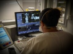 A gigante de dados de saúde CareCloud afirma que hackers acessaram registros médicos de pacientes Doctor observing the images of a scanner in the emergency room of a university hospital.