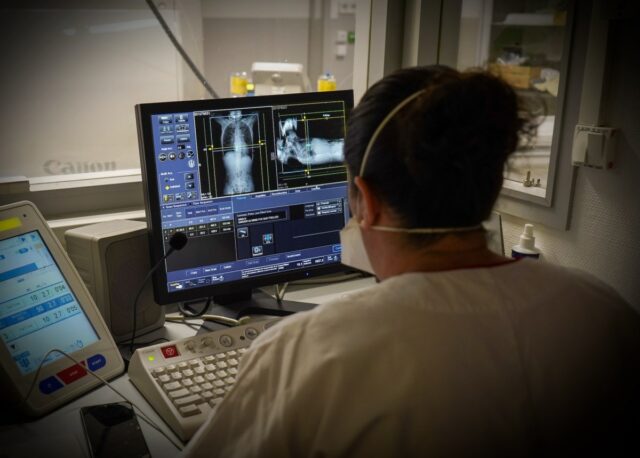 A gigante de dados de saúde CareCloud afirma que hackers Doctor observing the images of a scanner in the emergency room of a university hospital.