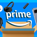 Uma caixa de entrega do Amazon Prime e o site da Amazon em segundo plano.