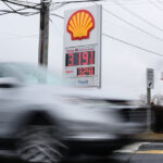 Esta imagem tirada de um vídeo fornecido pela TV estatal do Irã mostra Mojtaba Khamenei, filho do líder supremo do Irã assassinado, que foi nomeado o próximo governante da República Islâmica, anunciaram as autoridades na segunda-feira, 9 de março de 2026. (TV estatal do Irã via AP)