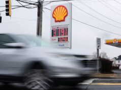 A guerra de Trump aumenta os preços do gás – e faz do Irão um líder pior Esta imagem tirada de um vídeo fornecido pela TV estatal do Irã mostra Mojtaba Khamenei, filho do líder supremo do Irã assassinado, que foi nomeado o próximo governante da República Islâmica, anunciaram as autoridades na segunda-feira, 9 de março de 2026. (TV estatal do Irã via AP)