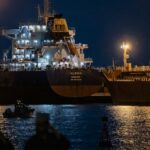 Um graneleiro está ancorado em Mascate, Omã, cerca de 200 quilômetros ao sul do Estreito de Ormuz.