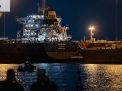 A guerra de Trump com o Irã inflamou rivais que abalarão o mundo Um graneleiro está ancorado em Mascate, Omã, cerca de 200 quilômetros ao sul do Estreito de Ormuz.