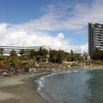 As praias de Limassol, Chipre, costumam ficar lotadas de turistas aproveitando o sol - mas na semana passada, muitas ficaram vazias