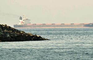 A guerra no Irão é a mais recente ameaça a uma economia global abalada por Trump Estreito de Ormuz