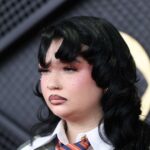 A hitmaker 'Messy' Lola Young está de volta e se recuperando depois que problemas de vício levaram ao colapso no palco