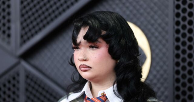 A hitmaker 'Messy' Lola Young está de volta e se recuperando depois que problemas de vício levaram ao colapso no palco
