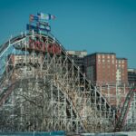 A icônica montanha-russa Coney Island Cyclone abre para a 99ª temporada – completa com tradição excêntrica